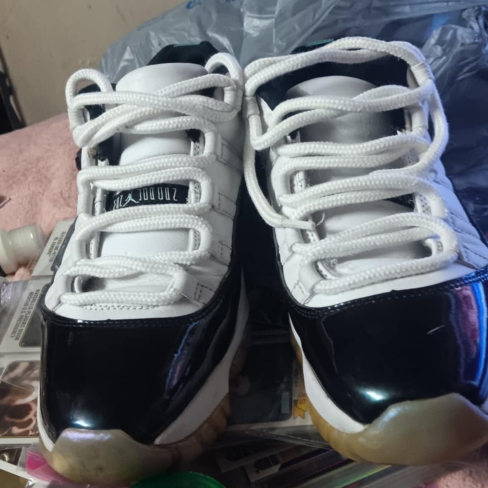 Jordan 11 emeralds size 10